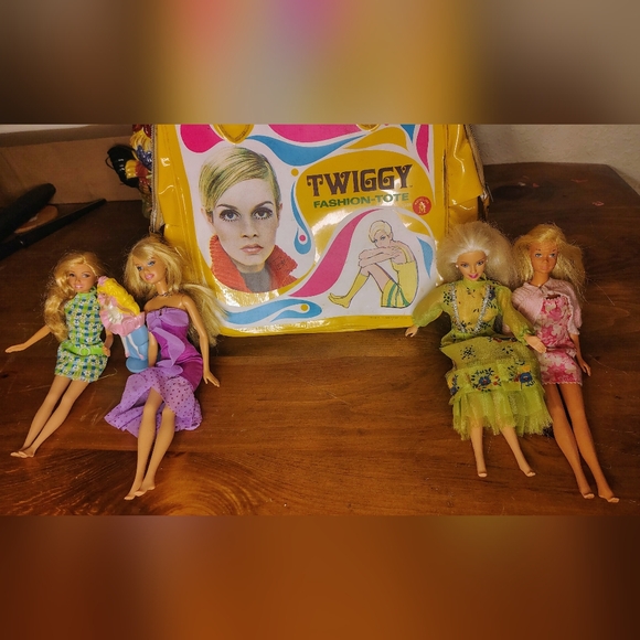 Rare 1967 Twiggy Mattel Tote Bag with Vintage Barbies & Clothes - Picture 11 of 14